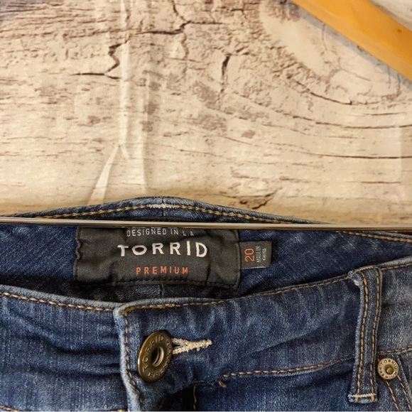 Torrid Crop Classic Skinny Jean In Premium Stretch Light Wash - Picture 11 of 12